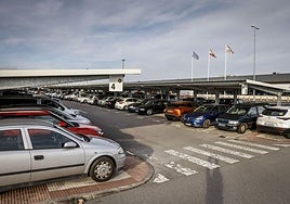 Aparcamiento a rebosar del Aeropuerto de Vitoria.