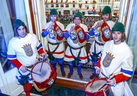 Los reyes de la fiesta calientan pulmones y brazos antes de arrancar la Retreta centenaria.