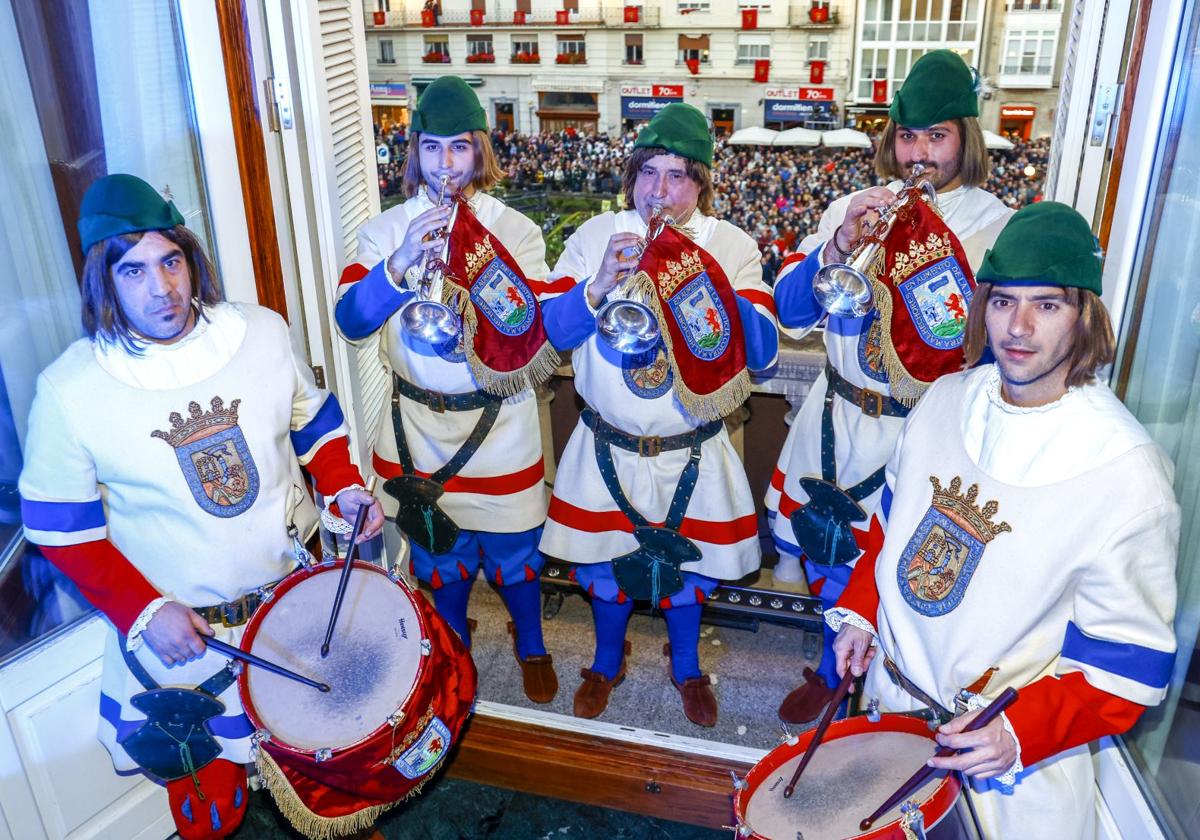 Los reyes de la fiesta calientan pulmones y brazos antes de arrancar la Retreta centenaria.