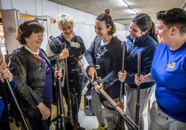 Nunci Rodríguez, Ana Martínez, Andrea Riñón, Verónica Valero y María Bailén son algunas de las tiradoras de armas históricas que toman parte en el certamen.
