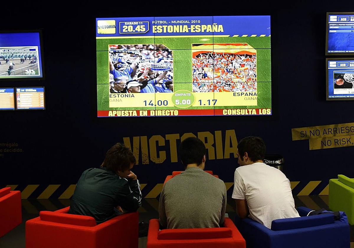 Varios clientes en un despacho de apuestas deportivas.