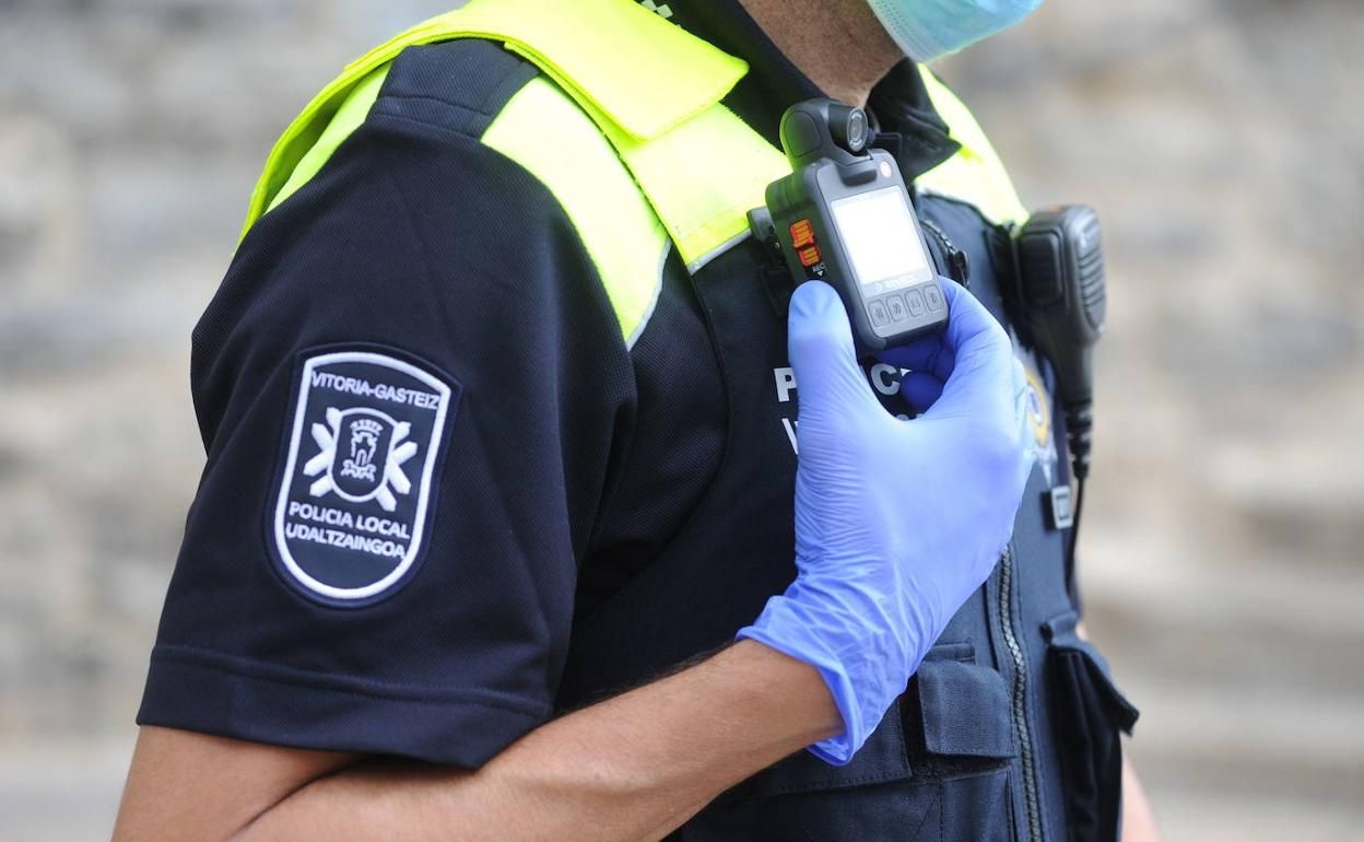 La Ertzaintza ya actúa con 900 cámaras individuales para grabar sus intervenciones