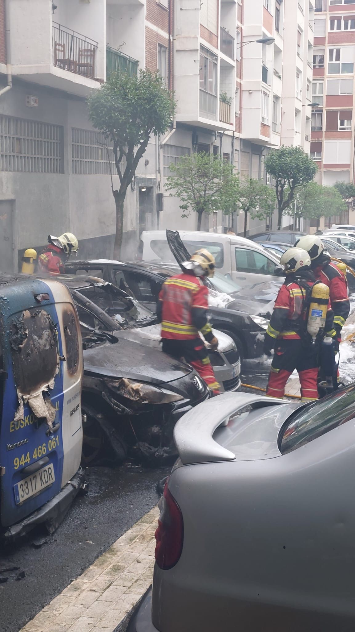 Las impactantes imágenes del incendio de seis coches en Bilbao