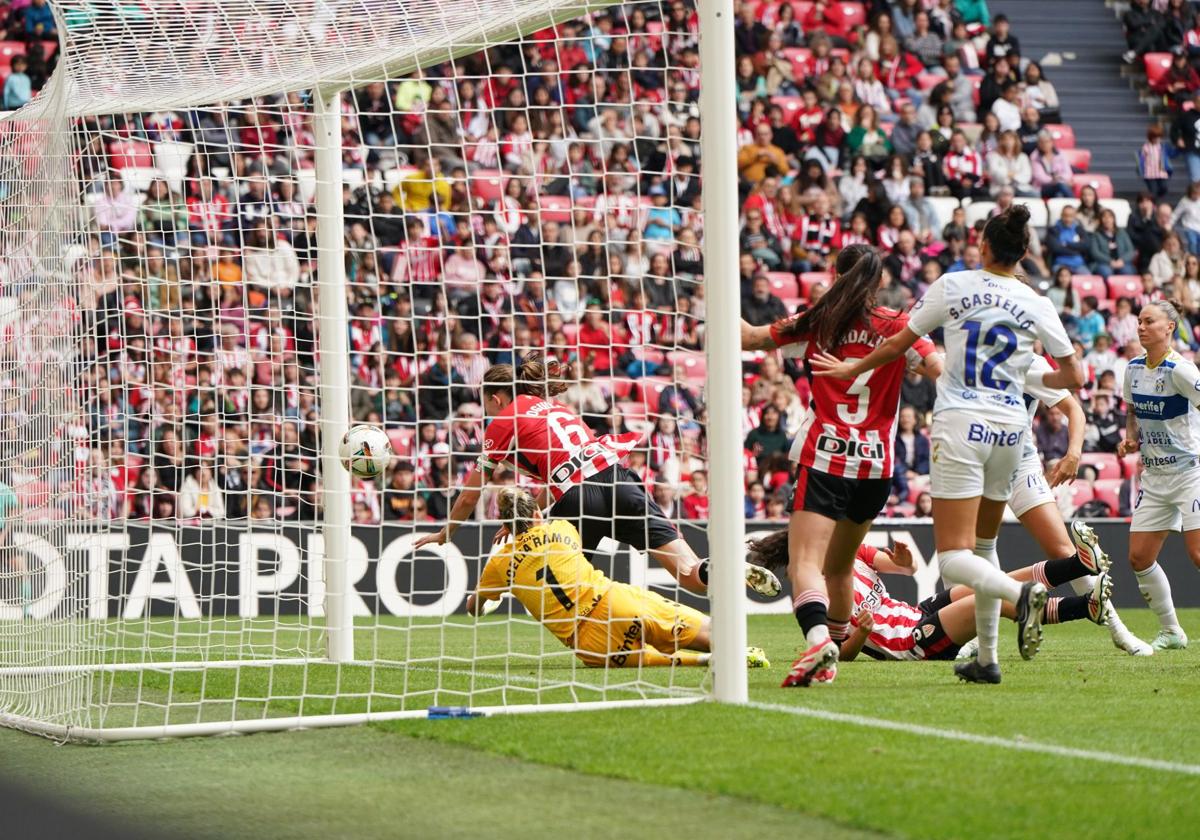 Los goles de Irene Oguiza y Daniela Agote que mantienen al Athletic en la pelea por la Champions