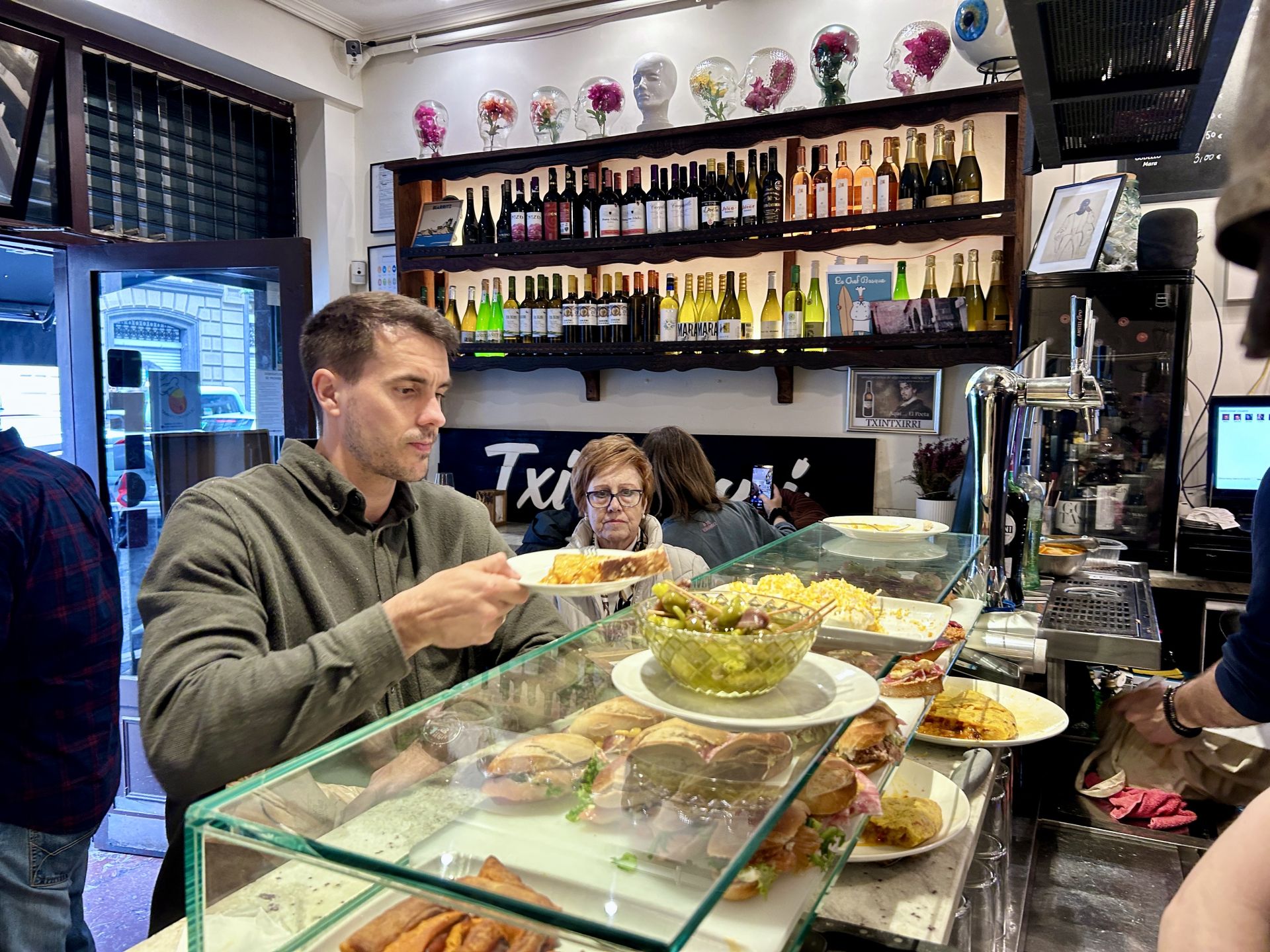 Decenas de clientes han desfilado por el bar txintxirri este domingo para probar la tortilla.
