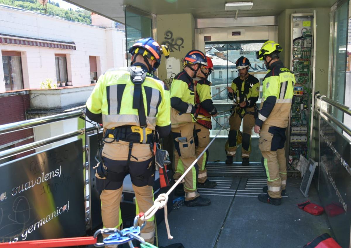 Imagen secundaria 1 - La angustia de varias personas atrapadas en un ascensor de Eibar