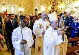 El obispo de Vitoria, Juan Carlos Elizalde, preside la misa pontifical con Imanol Pradales y Ramiro González en primera fila.