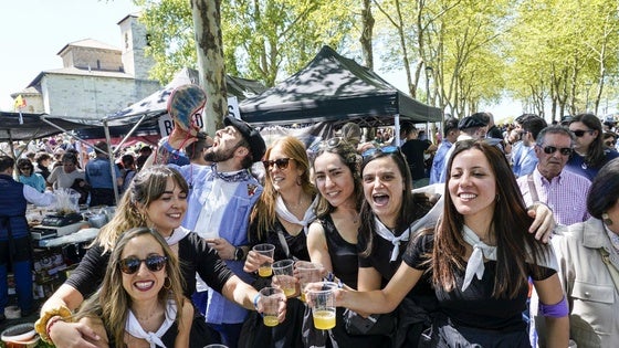 Un grupo de neskas brinda con sidra en las campas.
