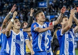 Los albiazules, con el goleador Tenaglia en el centro, brindan la victoria ante la Real a la grada de Mendizorroza.
