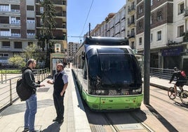 Un convoy del tranvía parado en la estación de Angulema.