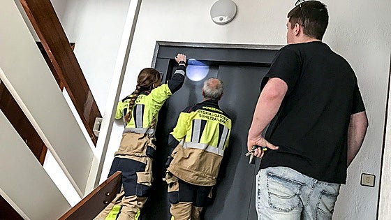 Vecinos atrapados en ascensores por la falta de luz en Vitoria: «He entrado en pánico»