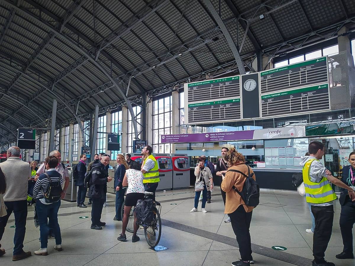El apagón también ha afectado a unidades de cercanías de la estación de tren de Abando.