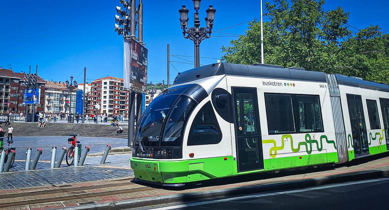 El tranvía parado a la altura del Arriaga.