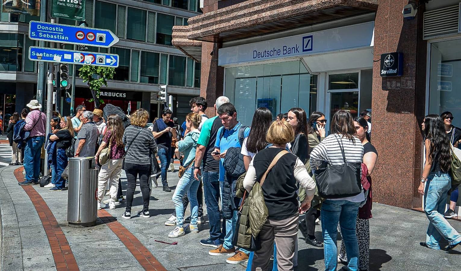 Largas colas en los autobuses por la caída del servicio del metro de Bilbao, el tranvía y los trenes