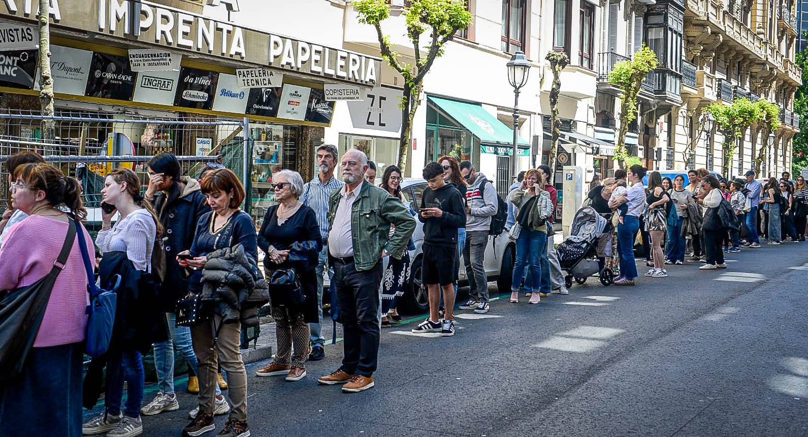 Largas colas en los autobuses por la caída del servicio del metro de Bilbao, el tranvía y los trenes