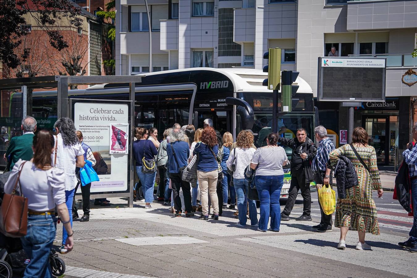 Largas colas en los autobuses por la caída del servicio del metro de Bilbao, el tranvía y los trenes