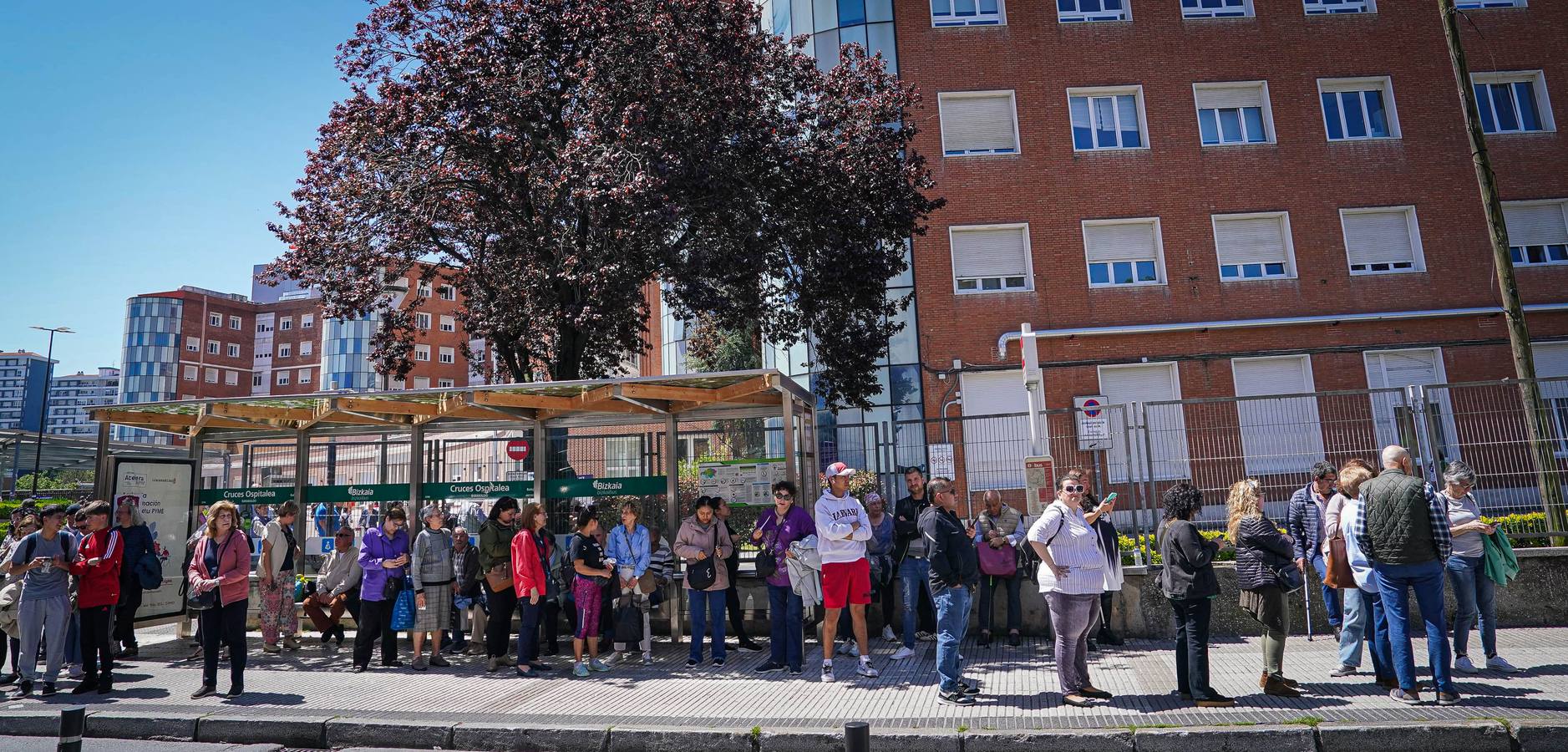 Largas colas en los autobuses por la caída del servicio del metro de Bilbao, el tranvía y los trenes