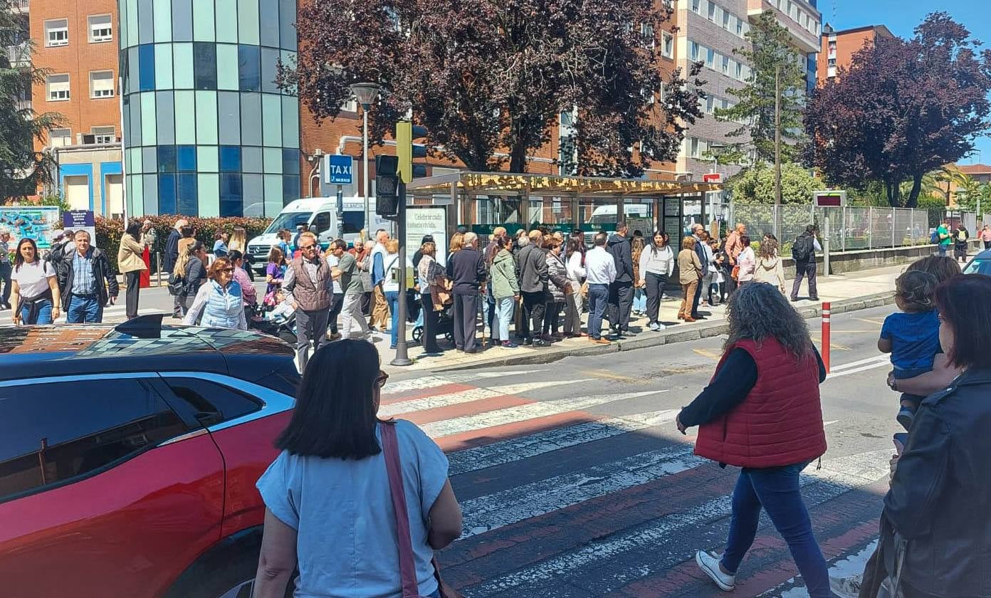 Paradas de autobuses llenas de gente en el entorno del Hospital de Cruces.