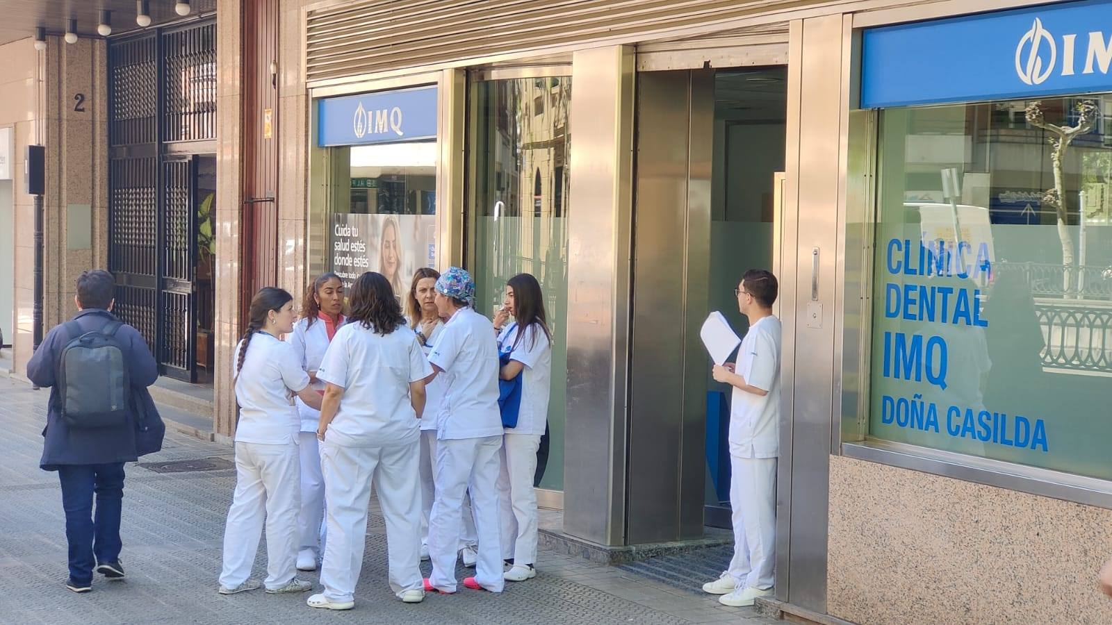 Trabajadores del IMQ esperan fuera la llegada de la luz.