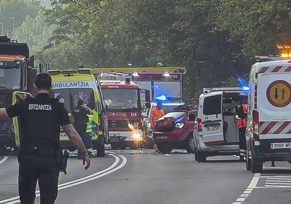 Una persona herida en un accidente entre un camión y un turismo en Amorebieta