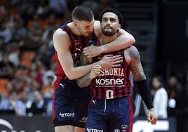 Markus Howard celebra un triple junto a Nikos Rogkavopoulos.