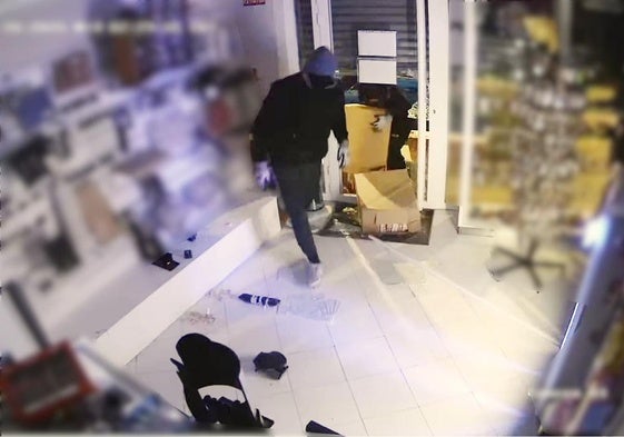 Imagen captada por las cámaras de videovigilancia de uno de los establecimientos atracados.