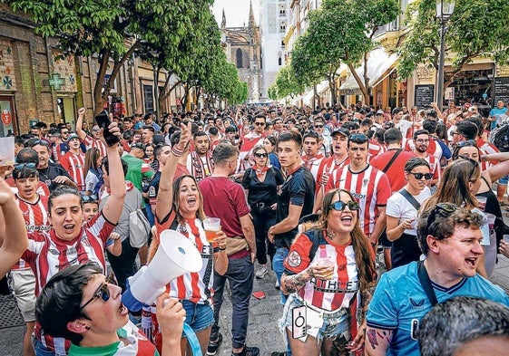 Una marea rojiblanca inundó las calles de Sevilla en la final de copa del pasado año.