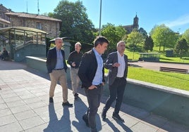 El director de Vivienda, Suelo y Arquitectura Pablo García, el concejal de urbanismo Asier Egiraun, el alcalde de Galdakao Iñigo Hernando y el viceconsejero de Vivienda del Gobierno vasco Miguel de los Toyos.