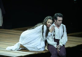 Nadine Sierra y Xabier Anduaga en una escena de 'La sonnambula'