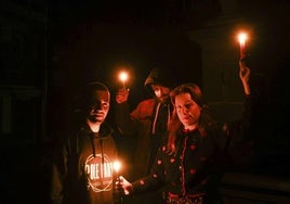 Iluminados por velas en Santiago de Compostela.