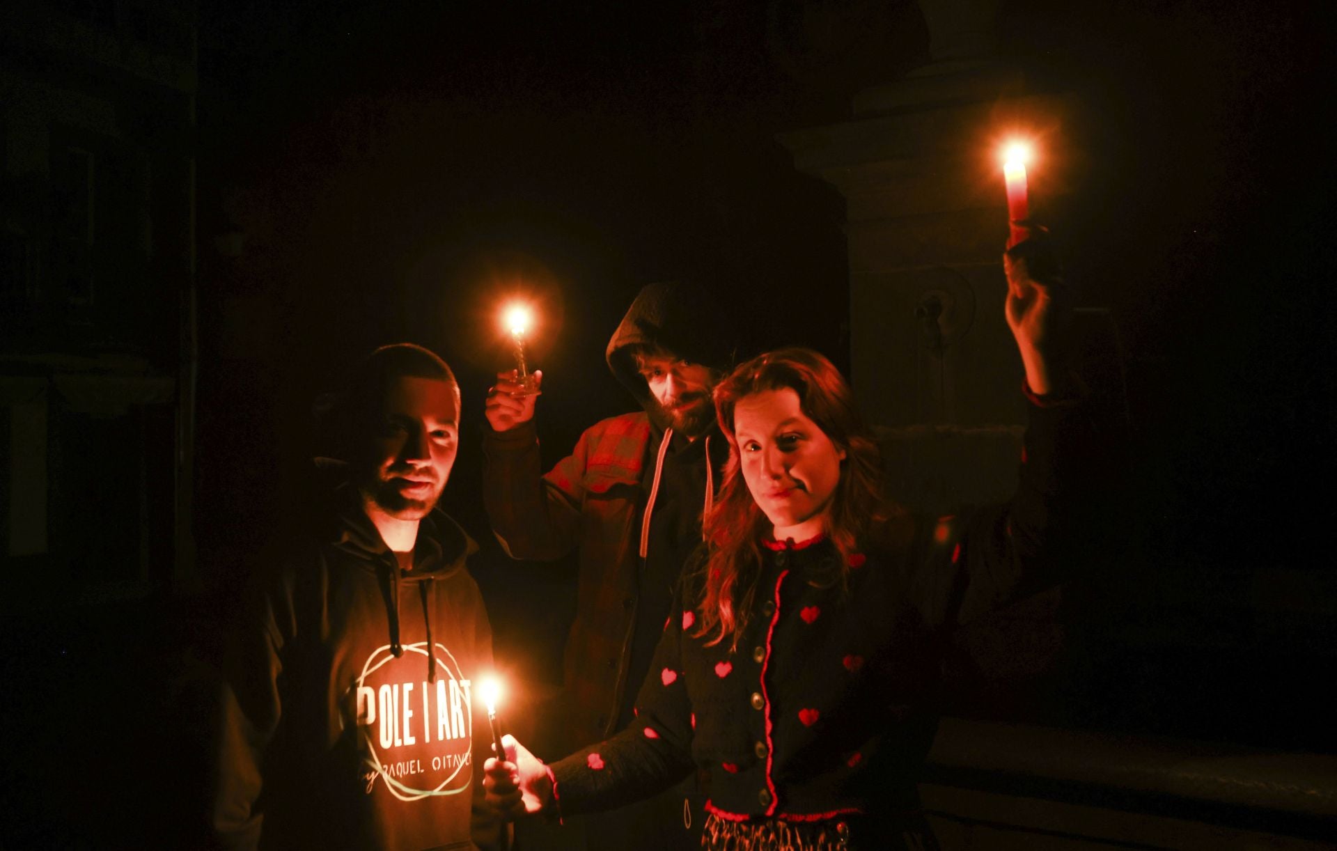 Iluminados por velas en Santiago de Compostela.
