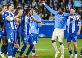 La plantilla del Alavés celebra junto a la afición la importante victoria lograda el miércoles ante la Real Sociedad.
