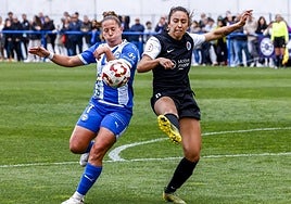 Cintia Hormigo intenta llegar al balón en el partido de la última jornada contra el Getafe.