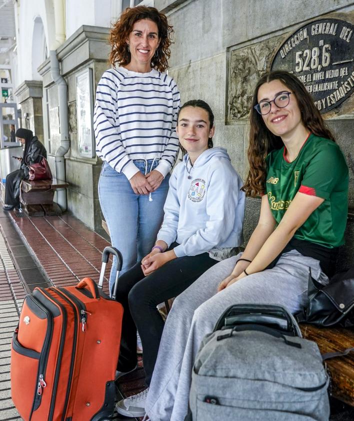 Imagen secundaria 2 - Muchos usuarios acudieron a la estación de la calle Dato con incertidumbre por saber si se había recuperado la conexión ferroviaria.