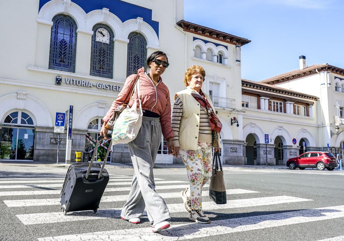 Imagen principal - Muchos usuarios acudieron a la estación de la calle Dato con incertidumbre por saber si se había recuperado la conexión ferroviaria.
