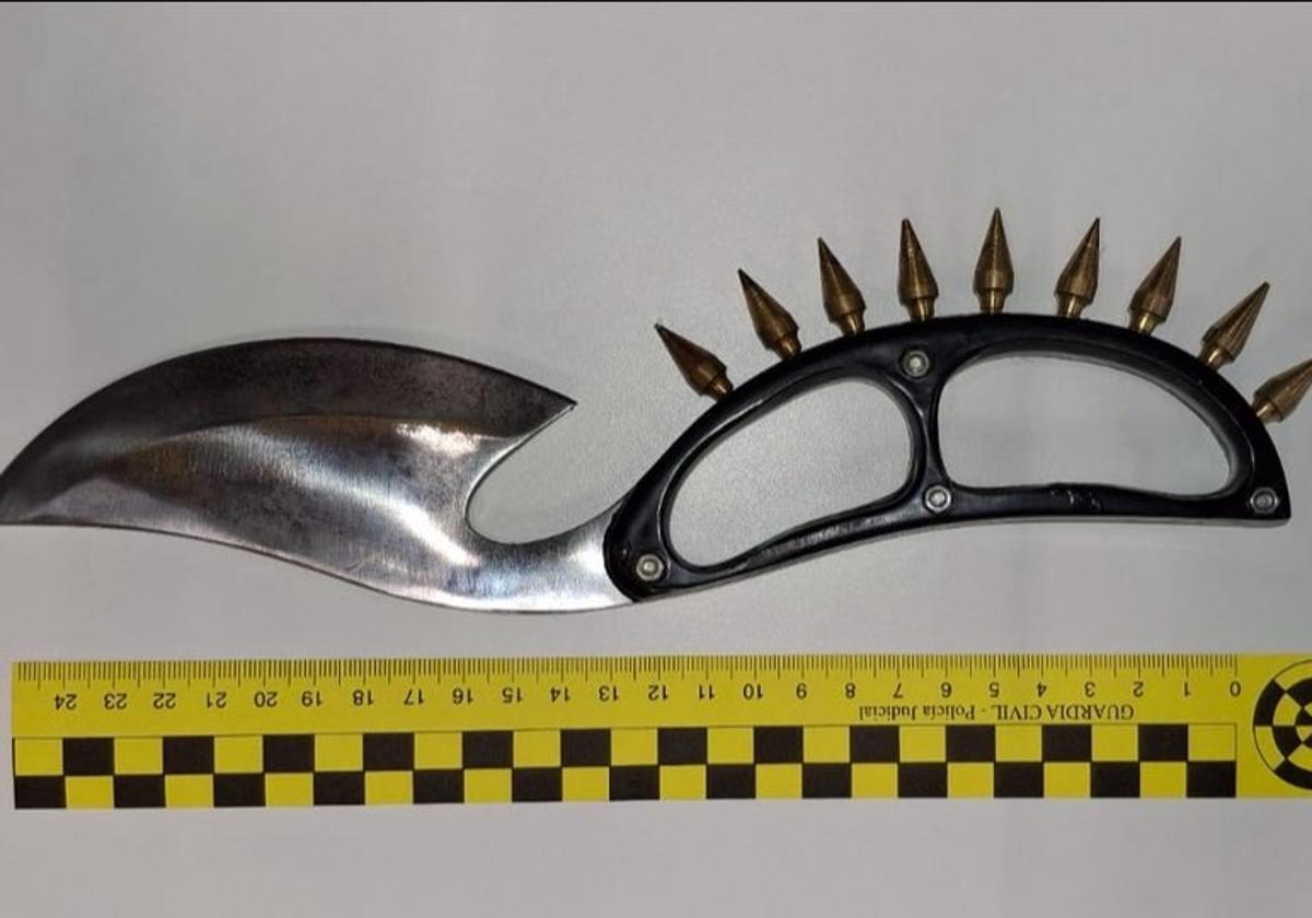 Tarjeta navaja, llave de pugilato... Intervienen varias armas prohibidas en el aeropuerto de Bilbao