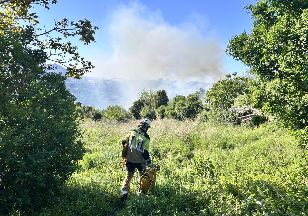 Imagen principal - Extinguido un incendio declarado en Enekuri con la ayuda de un helicóptero