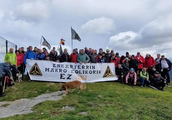 Protesta de la plataforma Enkarterrin Makroeolikorik Ez contra el parque eólico.