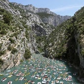 Natacha de Mahieu retrata a las multitudes de turistas que se agolpan en las gargantas del río Verdon.