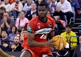 Ndiaye, concentrado, con el balón en sus manos.
