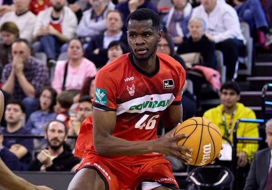 Ndiaye, concentrado, con el balón en sus manos.