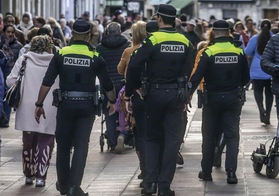 Policías locales patrullan a pie por una calle de Vitoria.