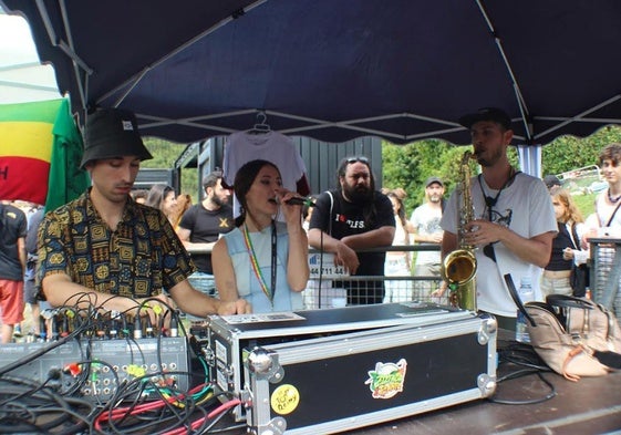 «Musika gizarte problematikak azaleratzeko eta bizitza duin baten alde borrokatzeko espazioa ere bada»
