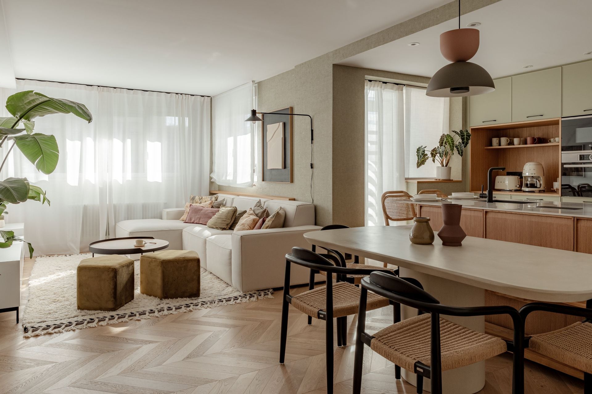 El piso en Barakaldo con la cocina verde de una pareja y sus dos hijos convertido en un refugio de paz
