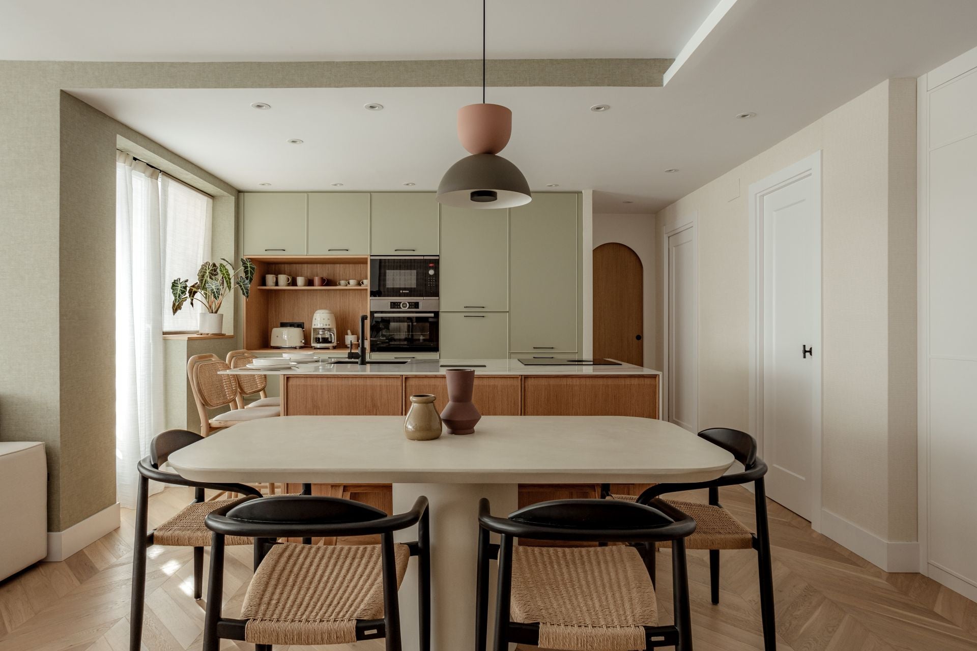El piso en Barakaldo con la cocina verde de una pareja y sus dos hijos convertido en un refugio de paz