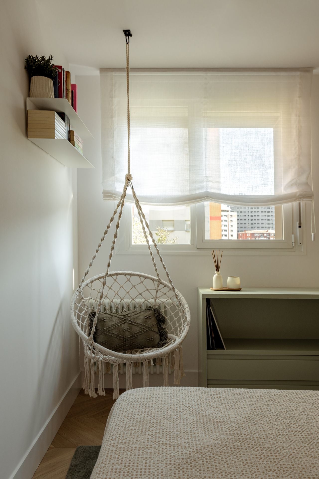 El piso en Barakaldo con la cocina verde de una pareja y sus dos hijos convertido en un refugio de paz
