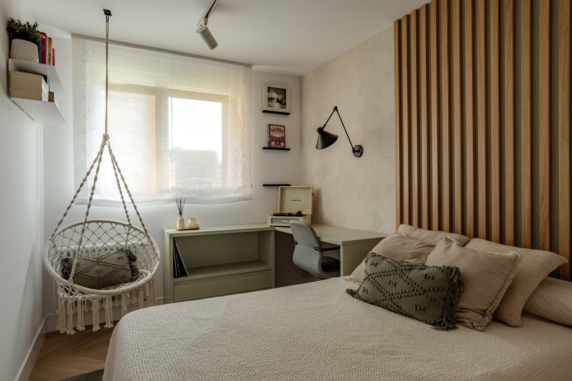 El piso en Barakaldo con la cocina verde de una pareja y sus dos hijos convertido en un refugio de paz