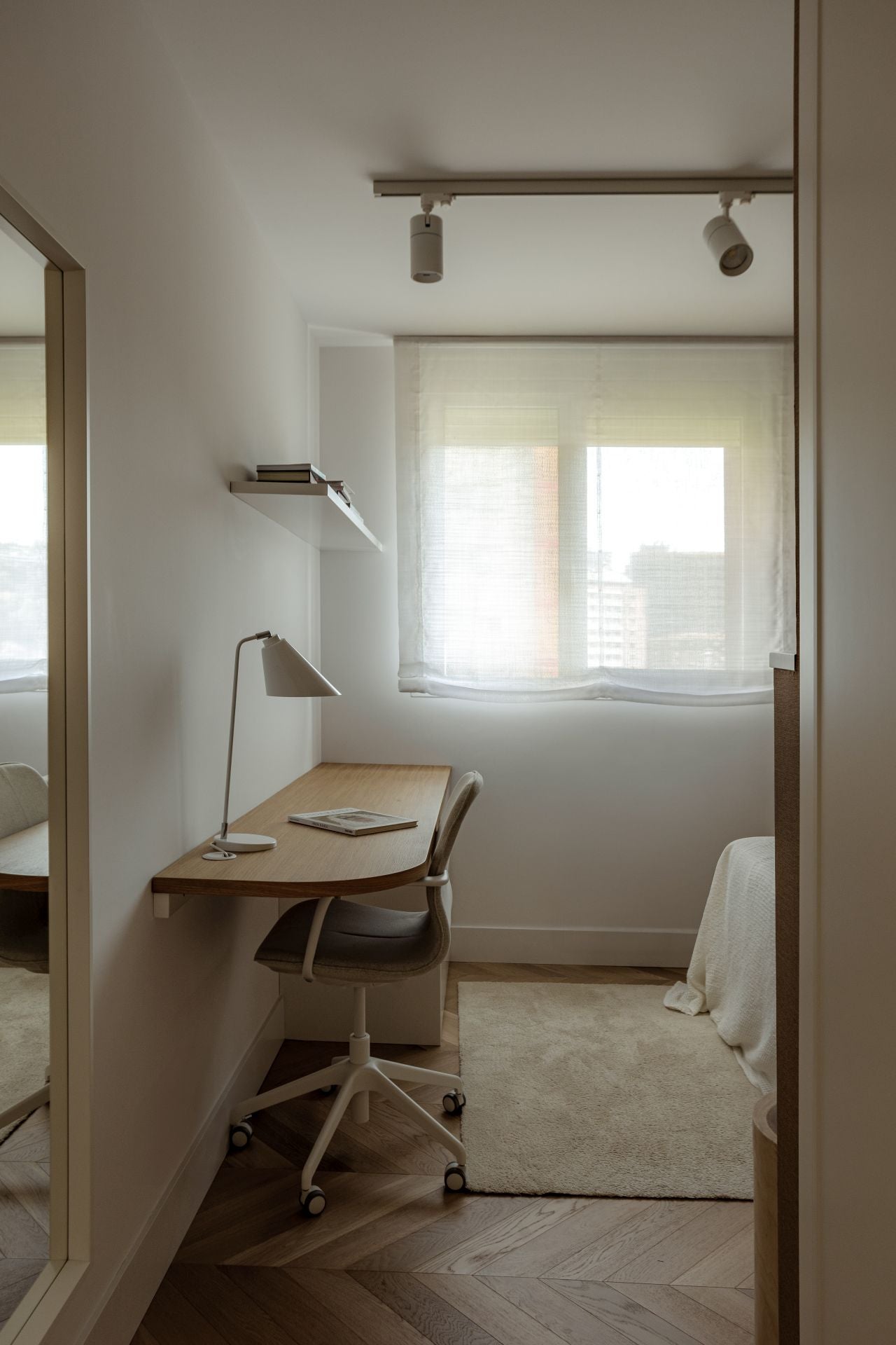El piso en Barakaldo con la cocina verde de una pareja y sus dos hijos convertido en un refugio de paz