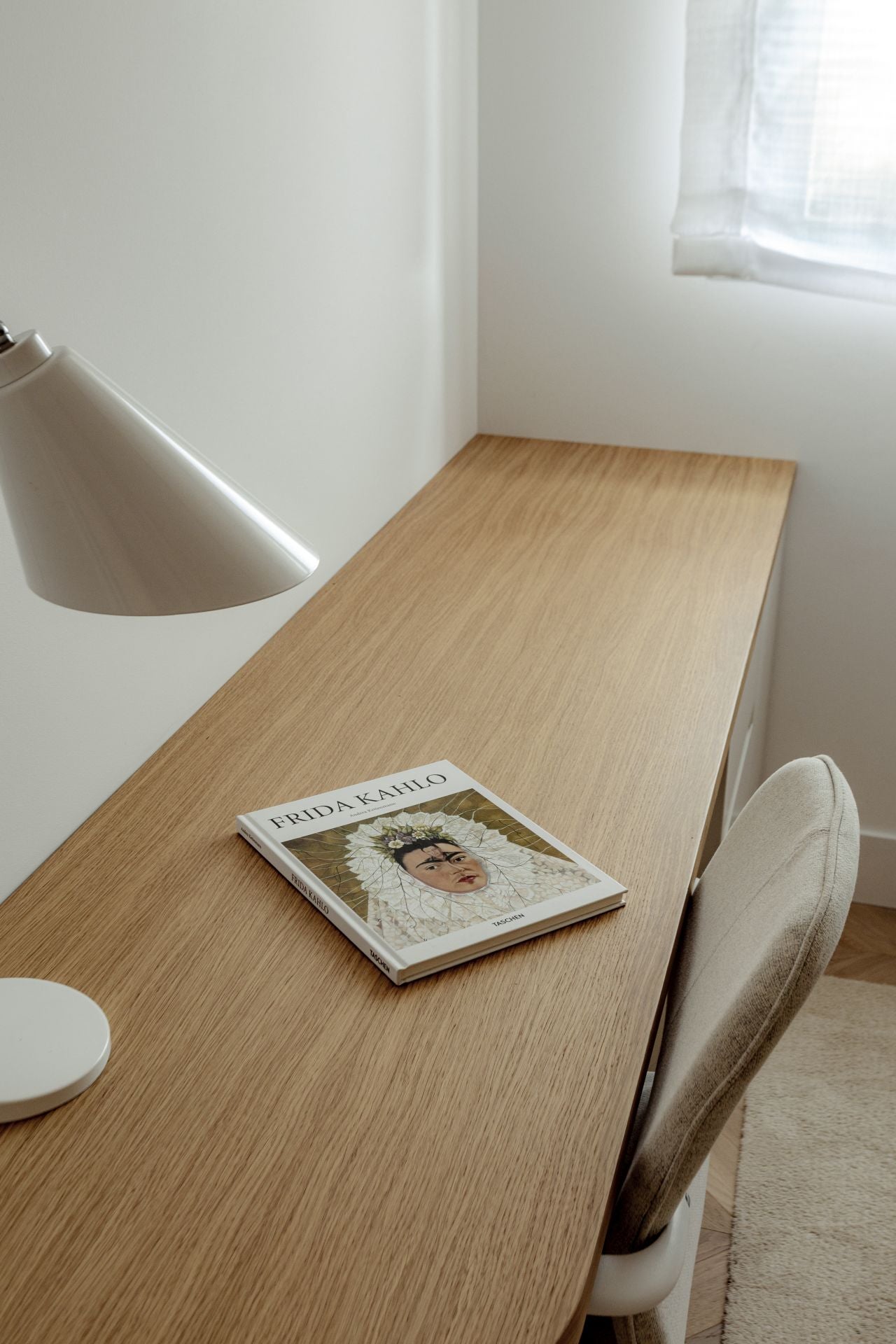 El piso en Barakaldo con la cocina verde de una pareja y sus dos hijos convertido en un refugio de paz