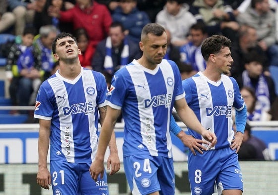 Aleñá y Jordán, cabizbajos después de encajar un gol con el Alavés.